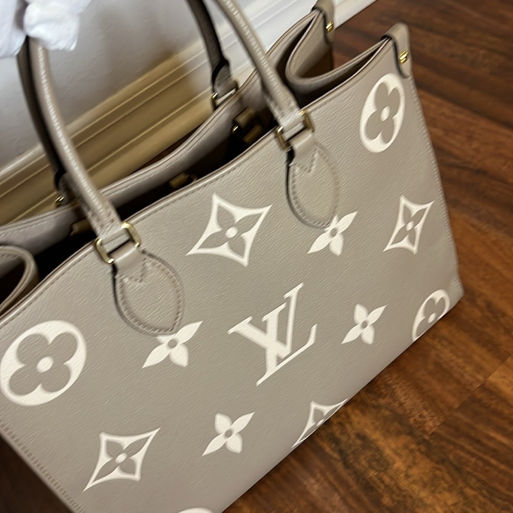Louis Vuitton Gray Tote Bag with Monogram Design - Picture 3 of 13